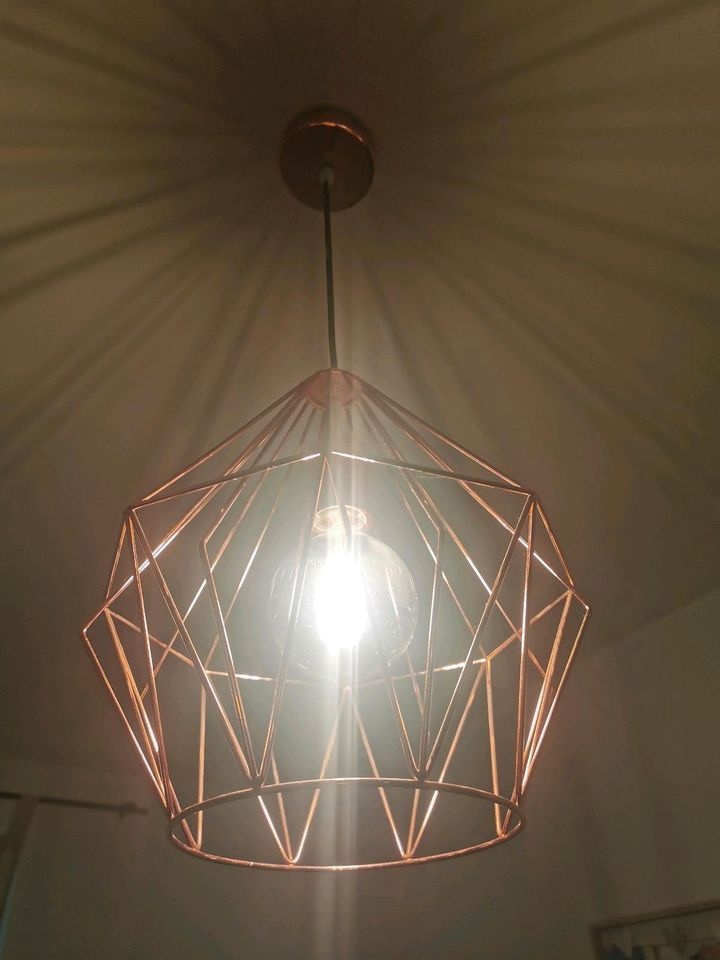 Lampe in rosegold in München