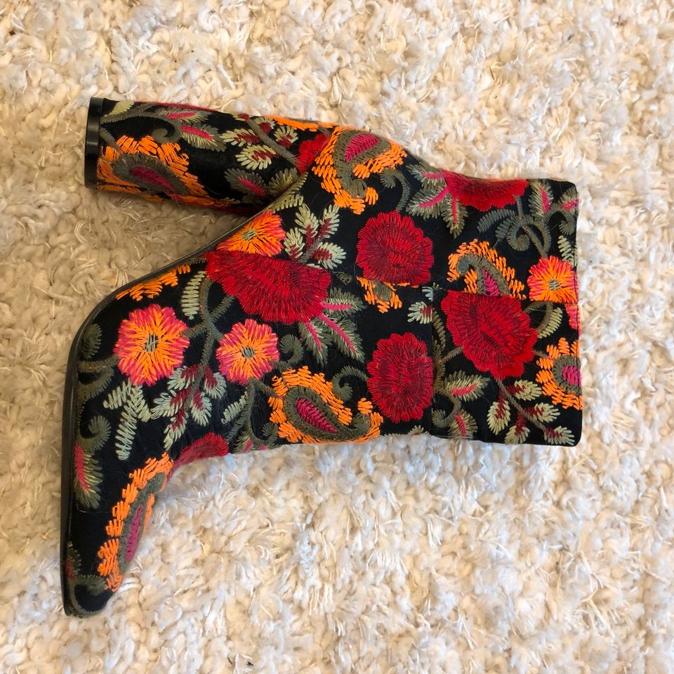 Stiefeletten mit Blumenmuster in Leipzig