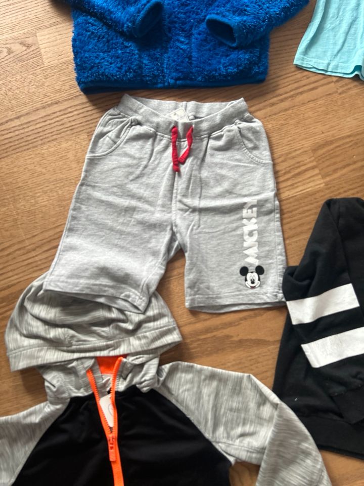 Bekleidungspaket Gr. 122/128 kurze Hose Jacke H&M Jogginghose T-S in Stockelsdorf