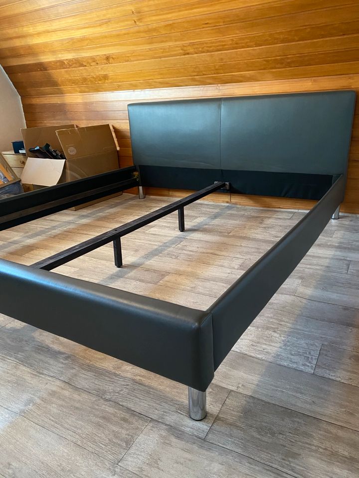 Neuwertiges Bett - Doppelbett dunkelgrau Leder 180 cm x 200 cm in Hockenheim