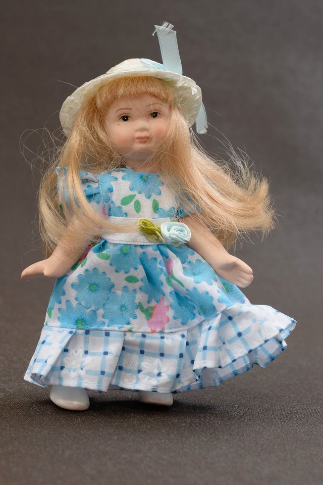 Porzellan Puppe Keramik Mädchen Kleid Hellblau Hut blondes Mädel in Nürnberg (Mittelfr)