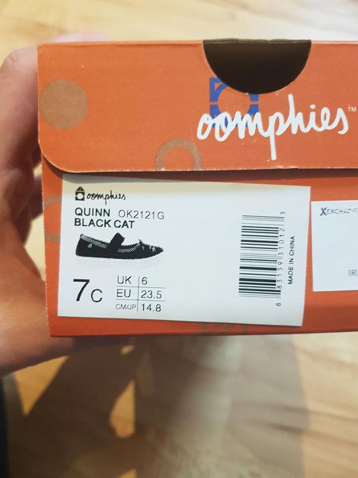 Schwarze Schuhe mit Katzengesicht von oomphies, Gr. 23,5 in Mehlbach