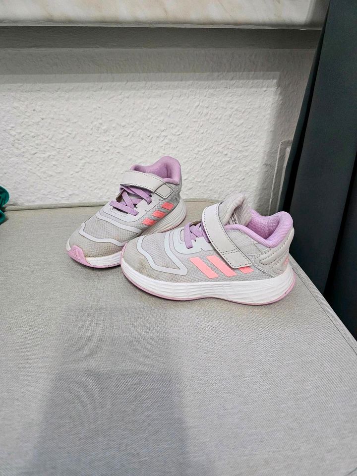 Adidas Mädchenschuhe in Berlin