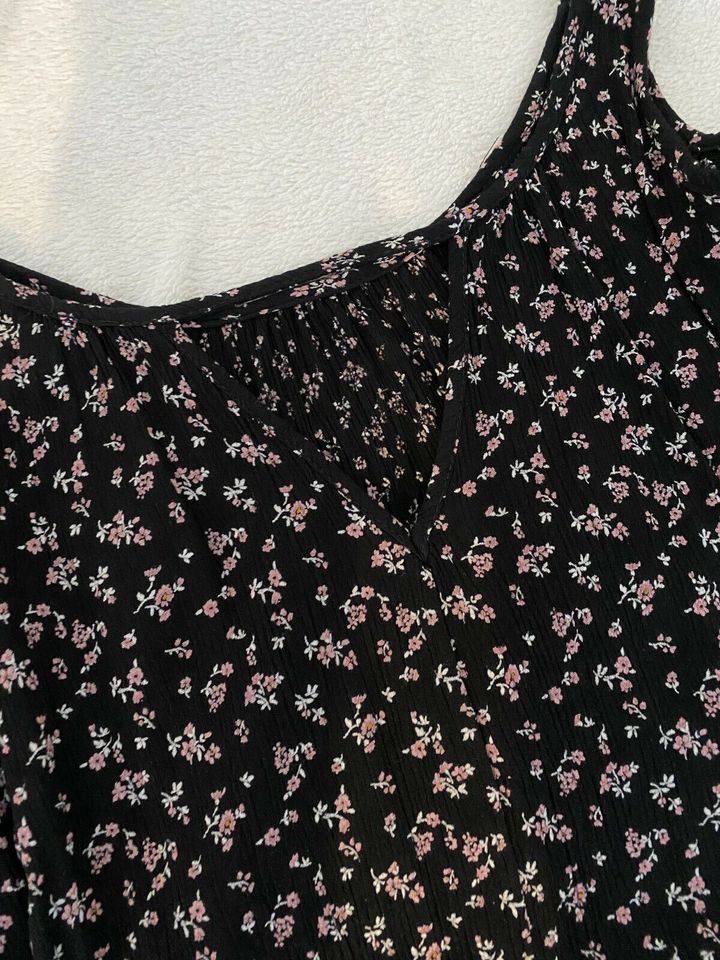 Geblümte Bluse 34 XS schwarz mit Blumenmuster in Siegen