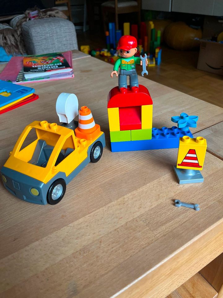 Lego Duplo Auto mit Mechaniker in Köln