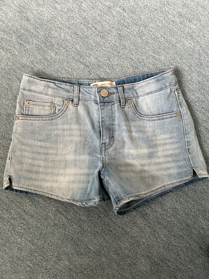 Levi’s Shorty Short Hellblau Jeans kurz Gr. 152 in Altenholz