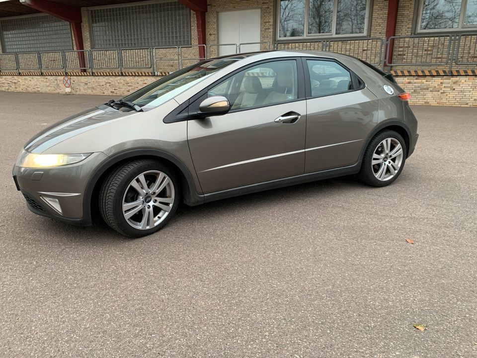 Honda Civik 1.8 Executive Panoramadach,Xenon, Sportfahrwerk in Süsel