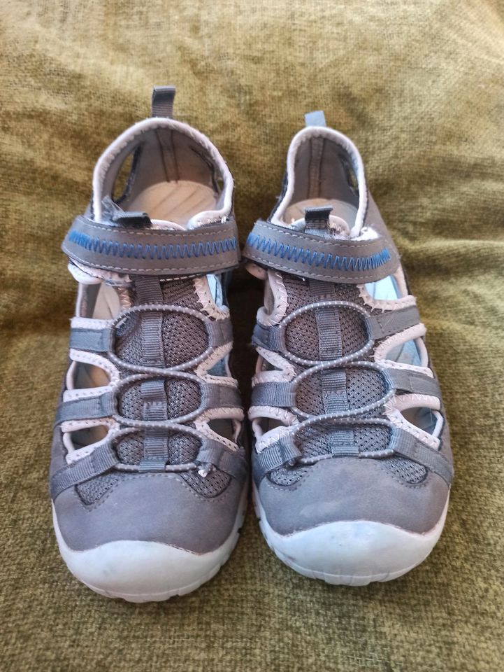 33  Sandalen Schuhe Kinder Hausschuhe Jungen blau grau in Berlin