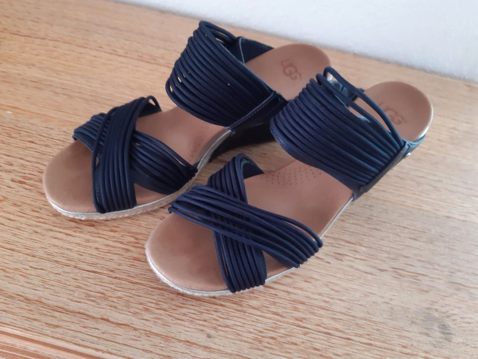 2x UGG Gr. 41, Keil-Sandalette, natur + blau in Mettmann