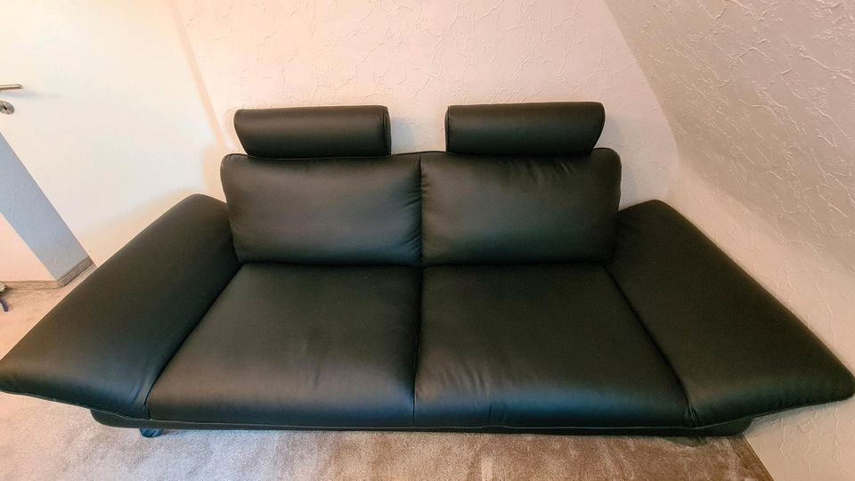 Schwarze Couch mit abnehmbaren Kopfstützen in Bad Langensalza