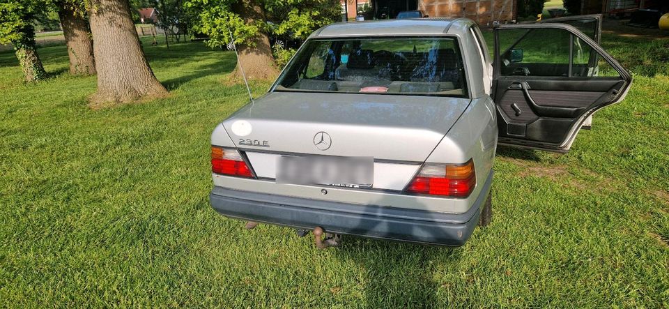 Mercedes Benz W124 230E + neue Kotflügel in Löningen