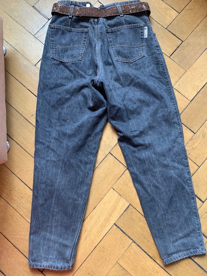 Graue Jeans  mit Gürtel, Mustang, Gr. 38 in München