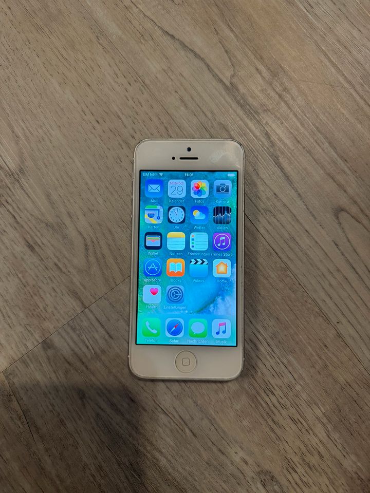 Apple IPhone 5 weiß / silber 16GB in Coburg