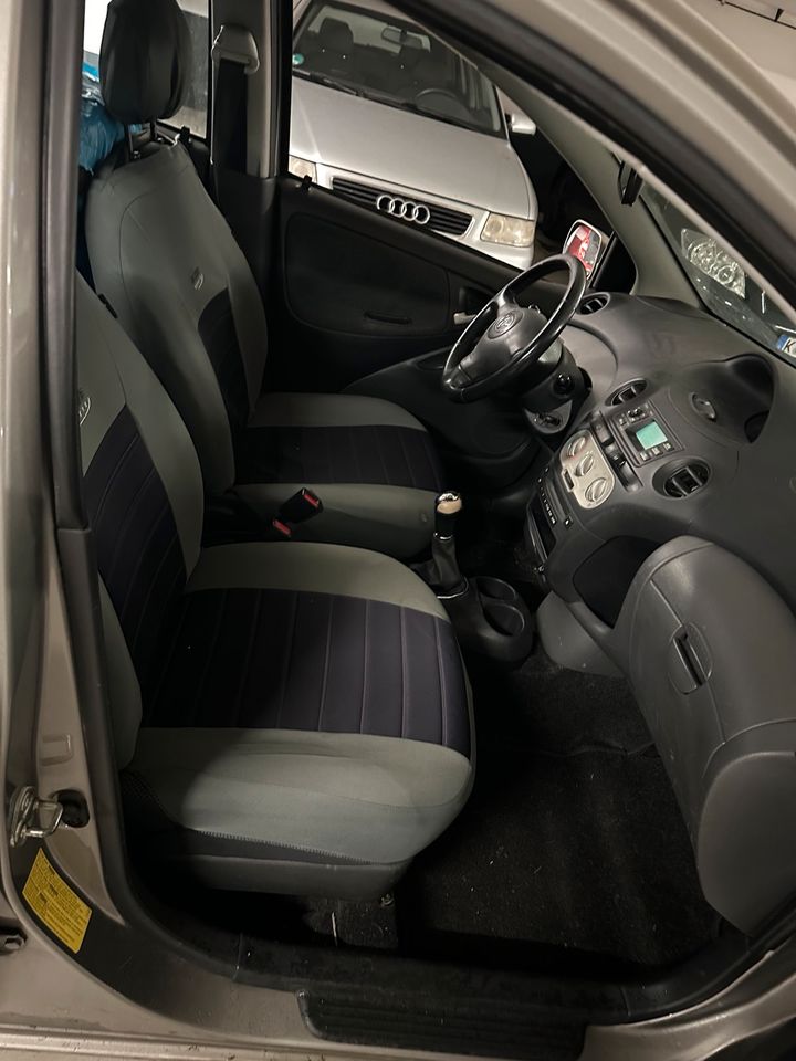 Toyota Yaris 1.3 Sol Klima Facelift mit TÜV in Köln