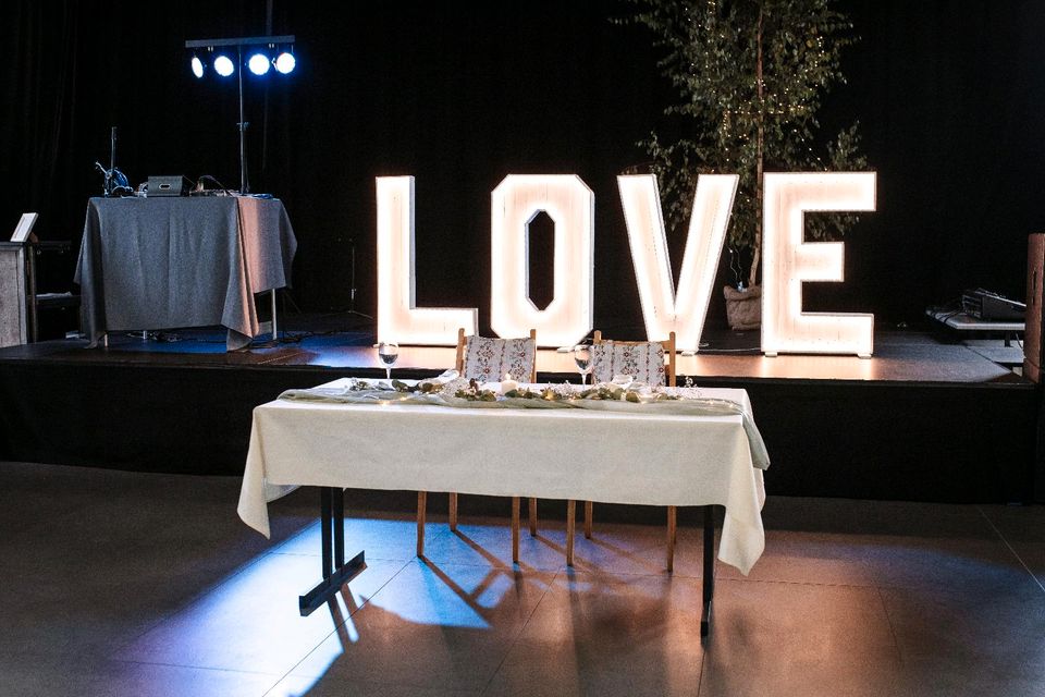 LOVE Leuchtbuchstaben Leuchtobjekte Hochzeit Verlobung Deko in Keltern