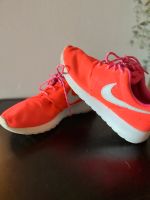 Nike Sportschuhe Schuhe Turnschuhe Laufschuhe neon orange 37,5 Frankfurt am Main - Seckbach Vorschau