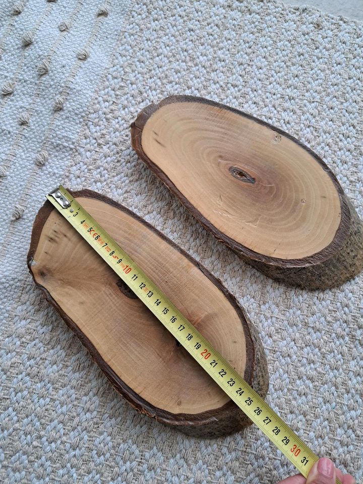 Zwei Baumscheiben aus Echtholz- Handarbeit in Moosinning