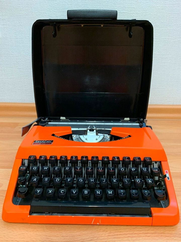 Alte Brother Schreibmaschine 210 in Schwalbach