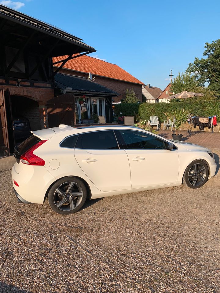 Volvo V40 D3 R-Design in Emmerthal