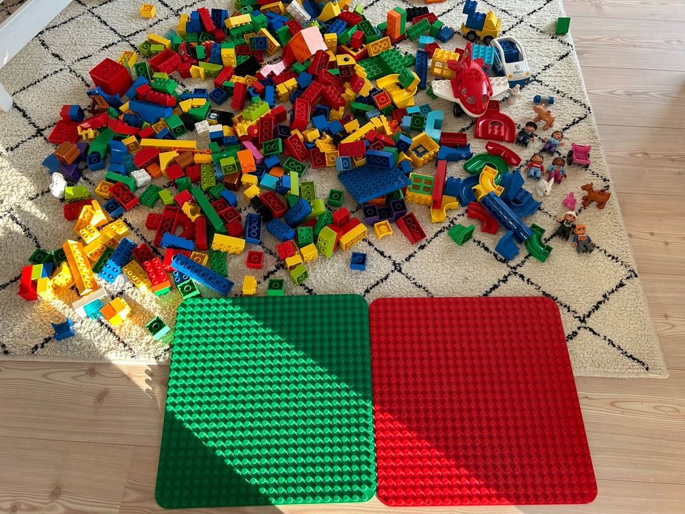 Lego Duplo ca 580 Teile Steine Figuren Kugelbahn 2 Platten in Viersen