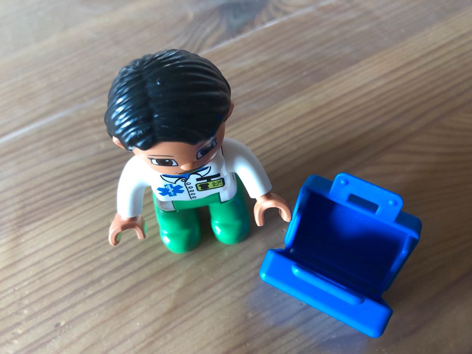 Lego Duplo Ärztin / Notärztin mit Arztkoffer in Werneck