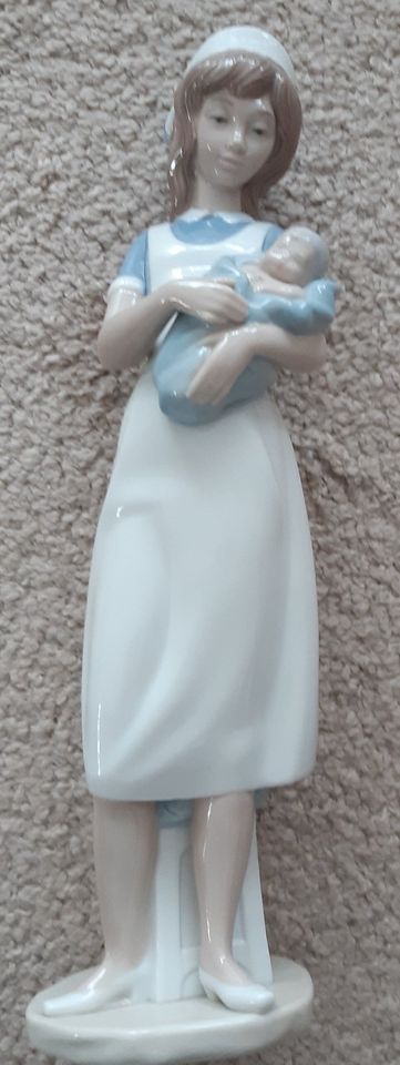 Porzellanfigur, LLADRO NAO, Krankenschwester mit Baby in Hüllhorst