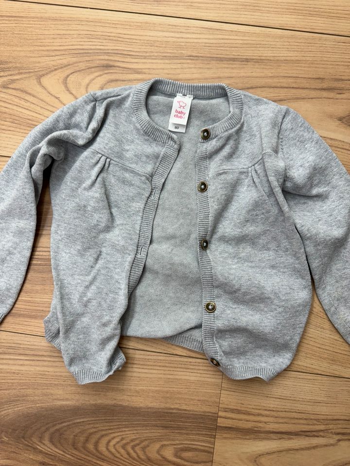 Graue Strickjacke von Babyclub Größe 80 in Jüchen