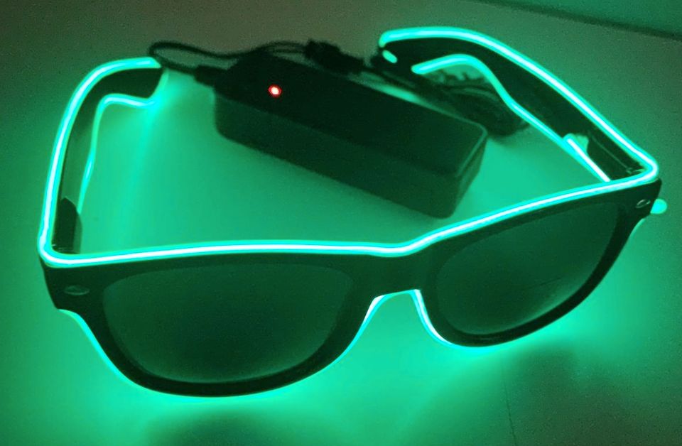 Sonnenbrillen 4 Stück Leuchtbrille Lichtbrille Disco Partybrille in Warstein