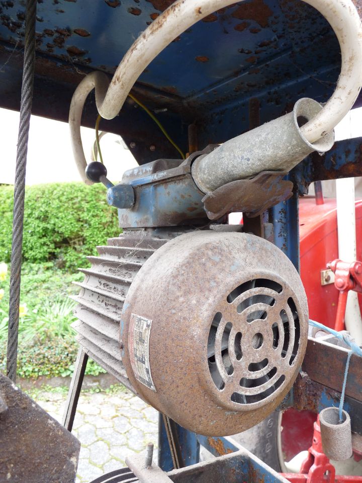 Altertümchen Mistlader umgebaut zum Lastenaufzug in Beltheim