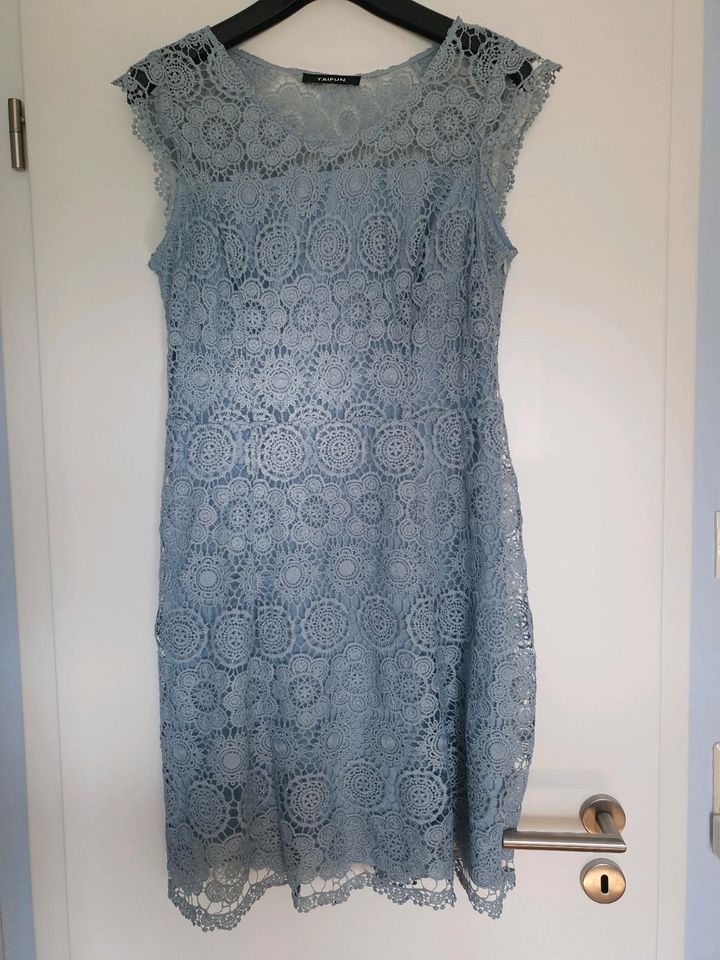 Kleid Spitze hellblau von Taifun Gr. 40 in Reutlingen