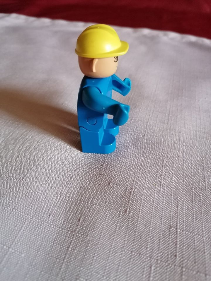 Lego Duplo Mann mit gelber Mütze und blauem Anzug in Neuburg a.d. Donau