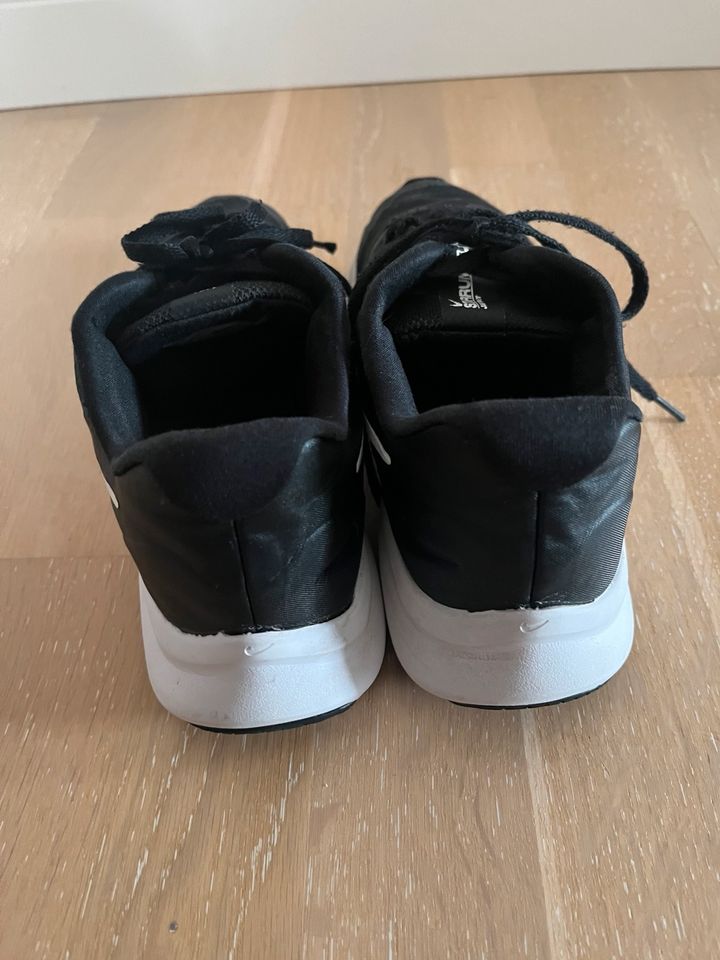 Nike Turnschuhe schwarz Gr 37,5 in Wittingen