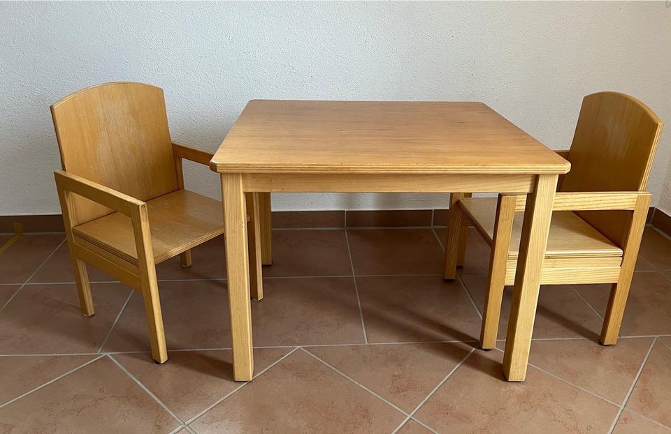 Kinder Holztisch mit 2 Stühlen in Nürburg