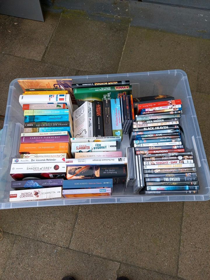 Hallo liebe Flohmarkthändler  eine Kiste mit Büchern  und DVDs in Bielefeld