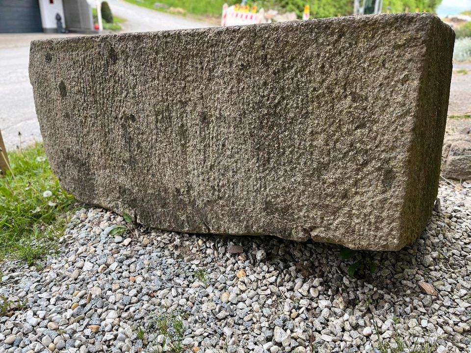 Granit Wassergrand mit Inschrift, Hofbrunnen, Baujahr 1838 in Kirchberg i. Wald