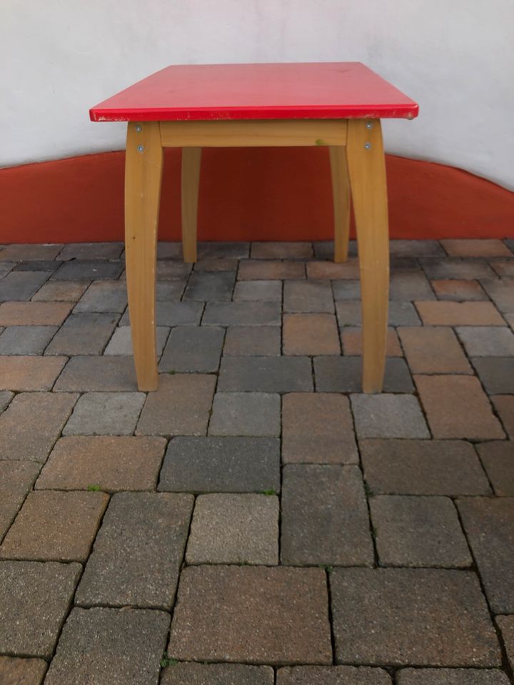 Kinderspiel Tisch aus Holz zum Schnäppchenpreis in Helmeroth