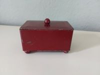 Süße kleine Vintage antike rote Metall Dose mit Deckel Kugelfüße Hessen - Oberursel (Taunus) Vorschau