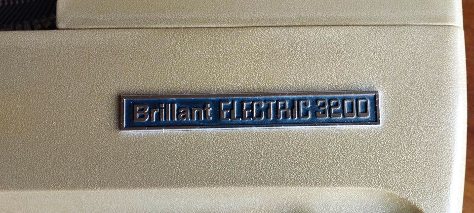 Brillant Electric 3200 elektrische Schreibmaschine retro Deko in Mömbris