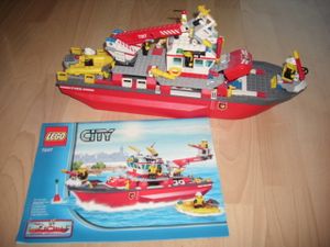 LEGO City 7207 pas cher, Le bateau des pompiers