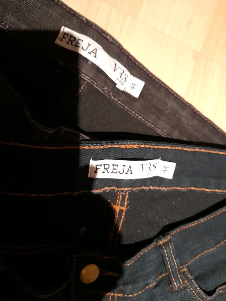 FREYA Jeans Größe 44, blauschwarz, TOP, aus Dänemark in Grafenau