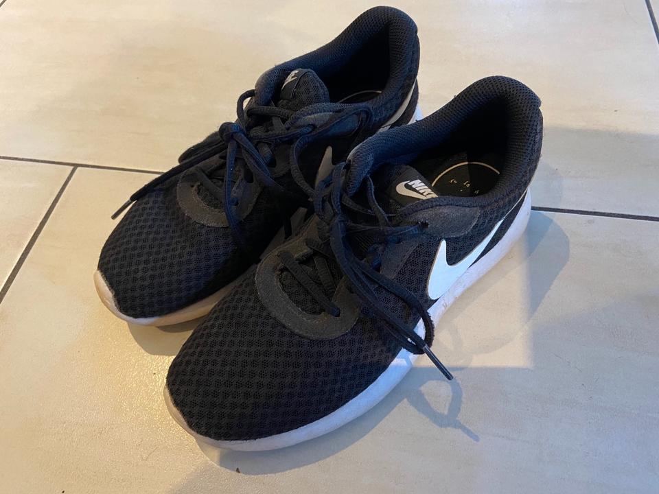 Nike Madchen Tanjun Sneaker Gr. 35 5 schwarz in Bayern Kurnach Gebrauchte Kinderschuhe GroBe 35 kaufen kleinanzeigen