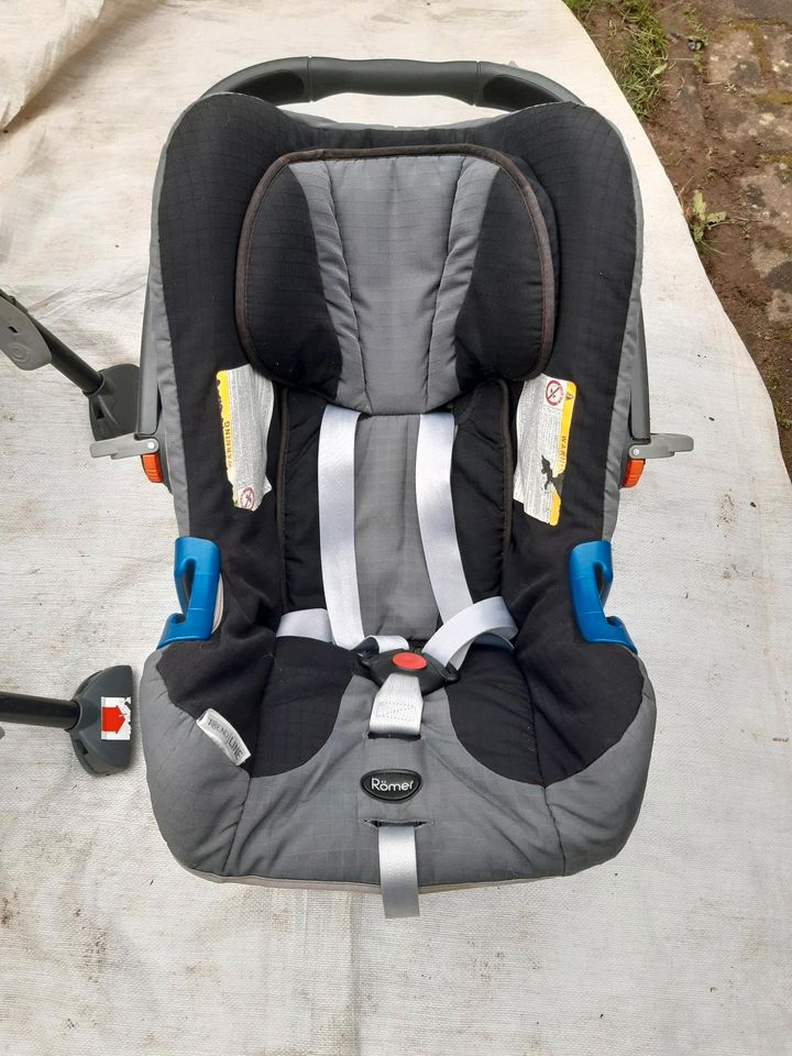 Babyschale Britax Römer 2 Safe + 2 Isofix Gestelle in Kiel