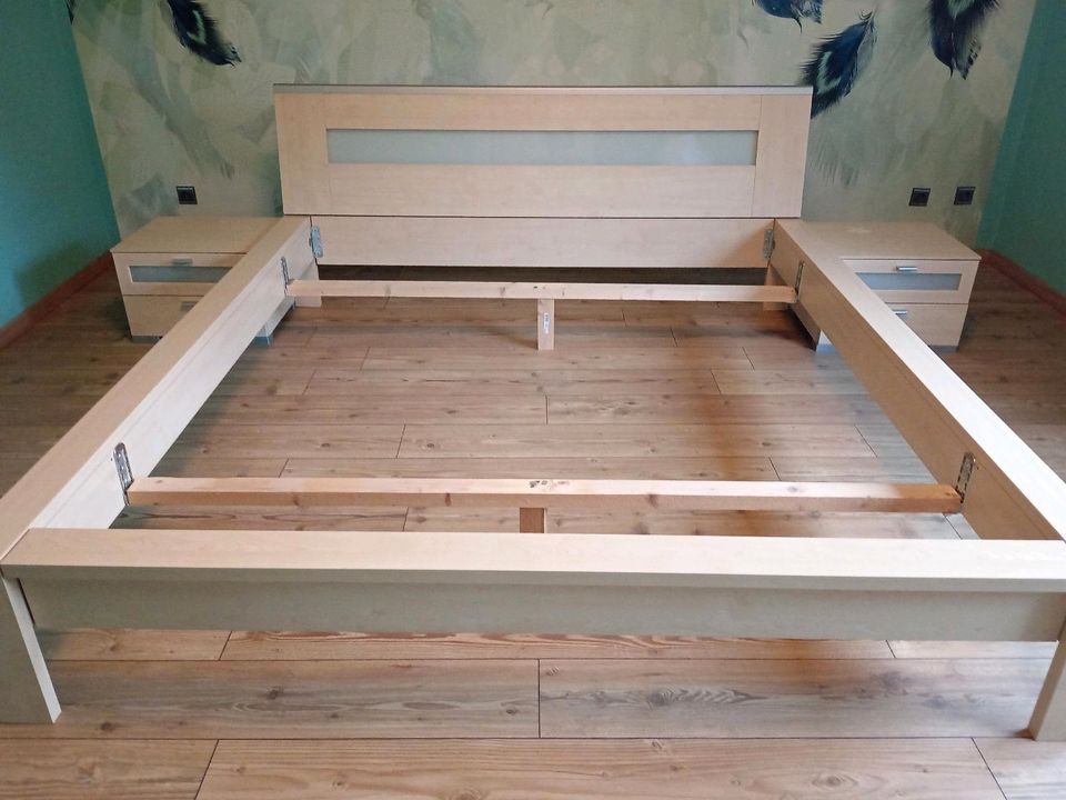 Bett 180x200 mit 2 Nachtschränken in Heeßen