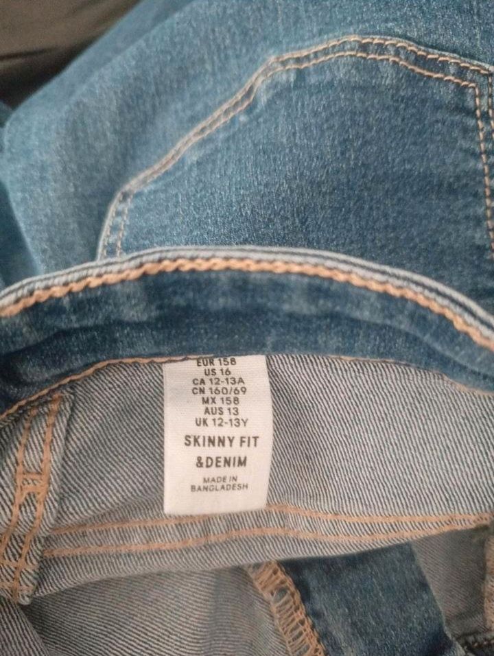 H&M Mädchen Jeanshosen blau schwarz Gr. 158 in Nackenheim