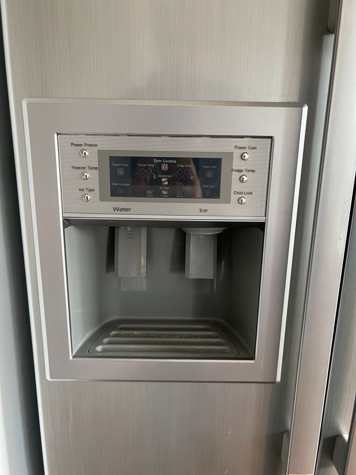 Samsung Side by Side Kühlschrank Gefrierschrank mit Wasser/Eis in Ottweiler