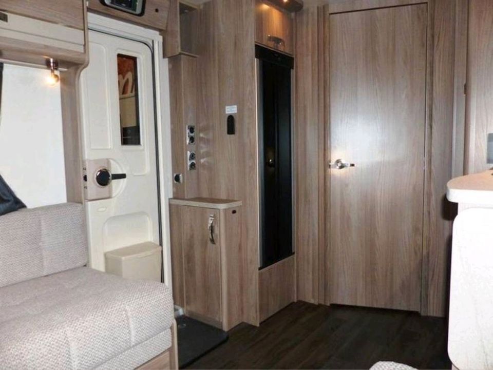 Neuen Luxus Wohnwagen mit Dachklimaanlage mieten - bis zu 4 Personen - Luxusbad mit Dusche  - Separates Schlafzimmer mit Queensbett - Sprite Cruzer 635 SR in Ostbevern