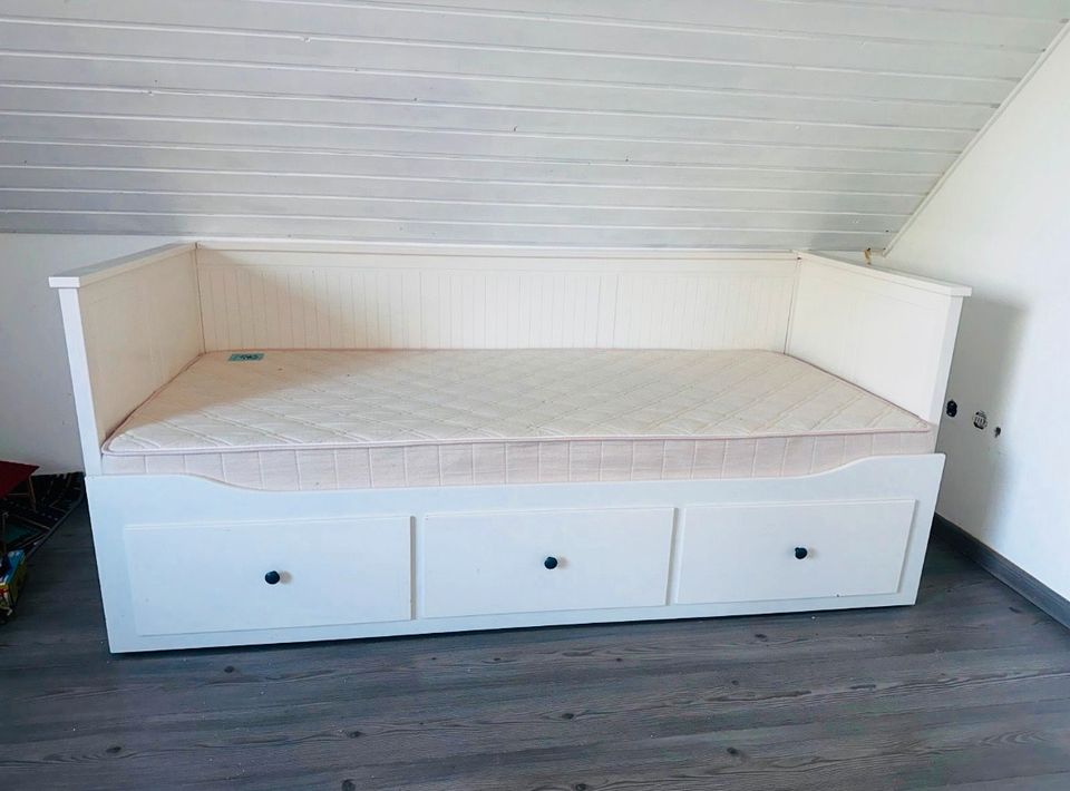 Ikea Hemmens Bett & 2 Matratzen zum ausziehen bis zu 1,60 x 2,00. in Hamburg