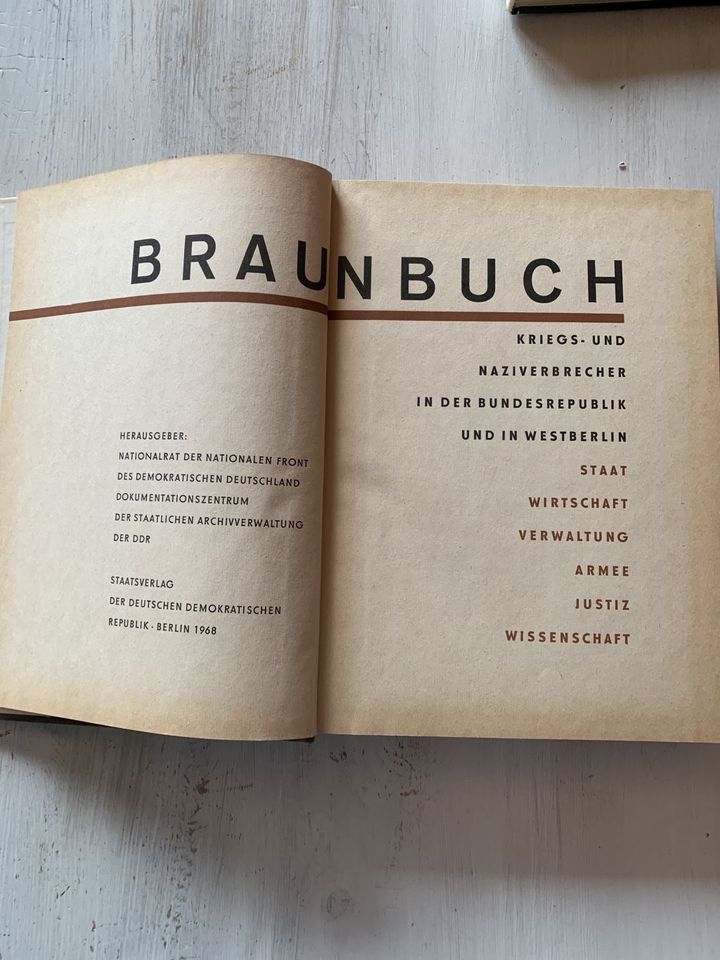 Braunbuch, Kriegs- und Naziverbrecher Buch von 1968 in Braunsbach