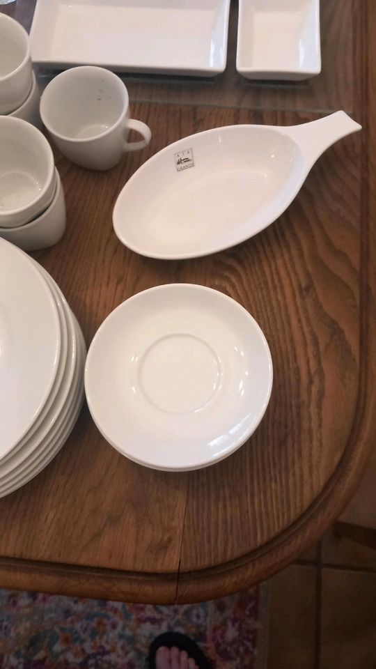 Geschirr weiß, Servierplatte, Kuchenplatte und auch Gläser in Heusenstamm