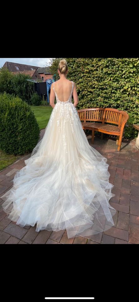 Brautkleid mit wunderschöner Schleppe in Bad Zwischenahn